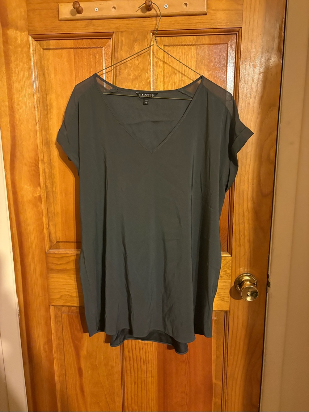 Express Women’s Gray V-Neck Short Sleeve Top